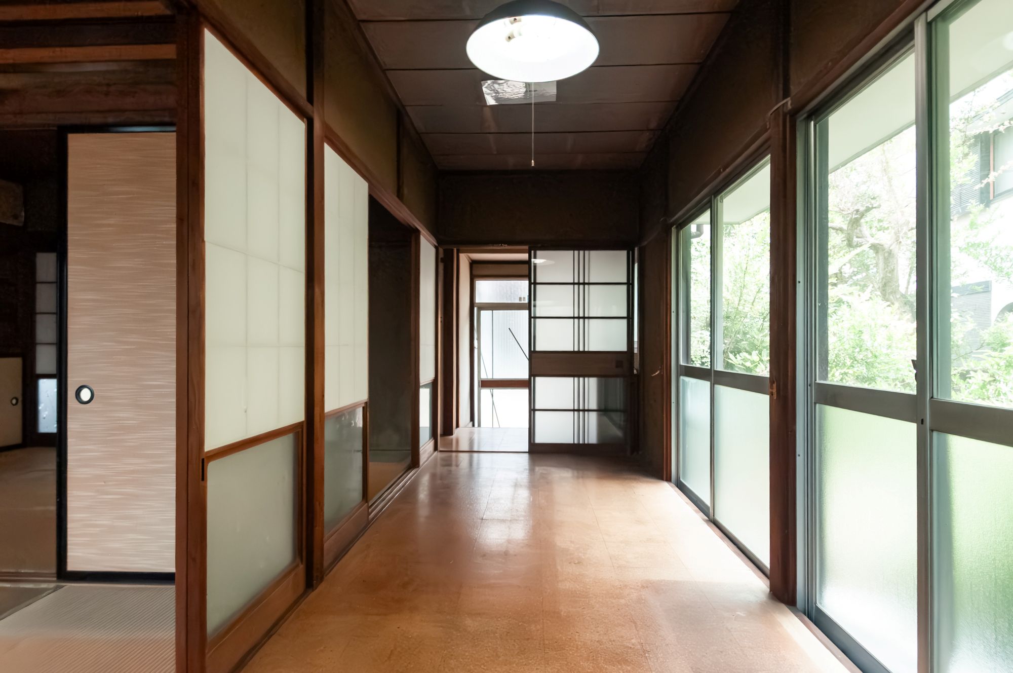 庭に面した築54年平屋の縁側