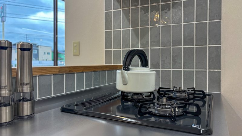 グレーのタイルとコンロまわり