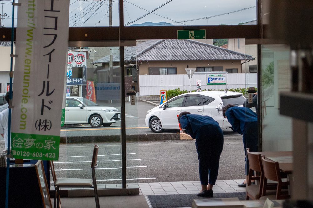 ご来場のお客様をお見送りするエコフィールドのスタッフ（タカラスタンダード富士ショールームでの過去のイベントより）